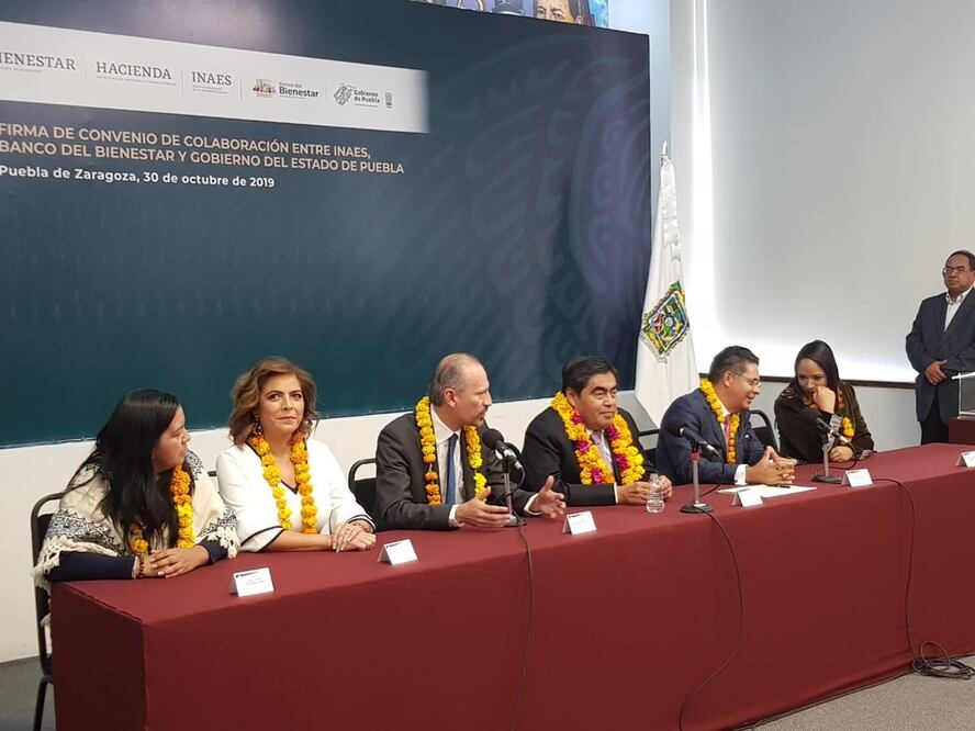 En la firma del acuerdo asistieron el titular del INAES, Juan Manuel Martínez Louvier; el director general del Banco del Bienestar, Rabindranath Salazar, y el gobernador de Puebla, Miguel Barbosa Huerta / Tomada de Twitter @INAESMx
