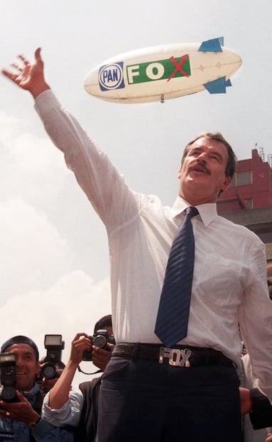 “El cambio que a ti te conviene” y “Ya ganamos” fueron lemas de la campaña de Vicente Fox, en la Alianza por el Cambio por el PAN y Partido Verde. Otra de sus insignias fue “Ya”, para enmarcar el hartazgo colectivo contra el partido en el poder. Foto: Jorge González/EL UNIVERSAL.