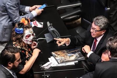 Xóchitl Gálvez, con maquillaje de calavera, en sesión del Senado