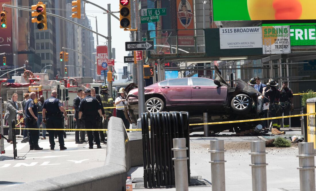 Un vehículo que iba a alta velocidad atropelló el jueves a varios peatones en una vereda de Times Square, en Nueva York, un hecho que dejó al menos un muerto y 12 heridos y que, según autoridades, no tiene relación con el terrorismo. (Foto: AP)