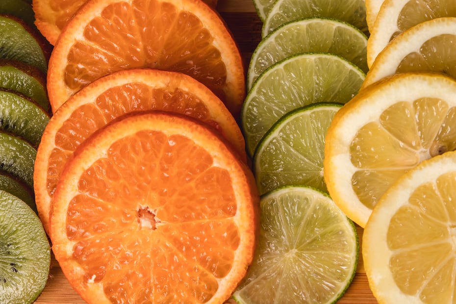 Comer frutas y verduras con vitamina C ayudan a prevenir enfermedades respiratorias. Foto: Freepik