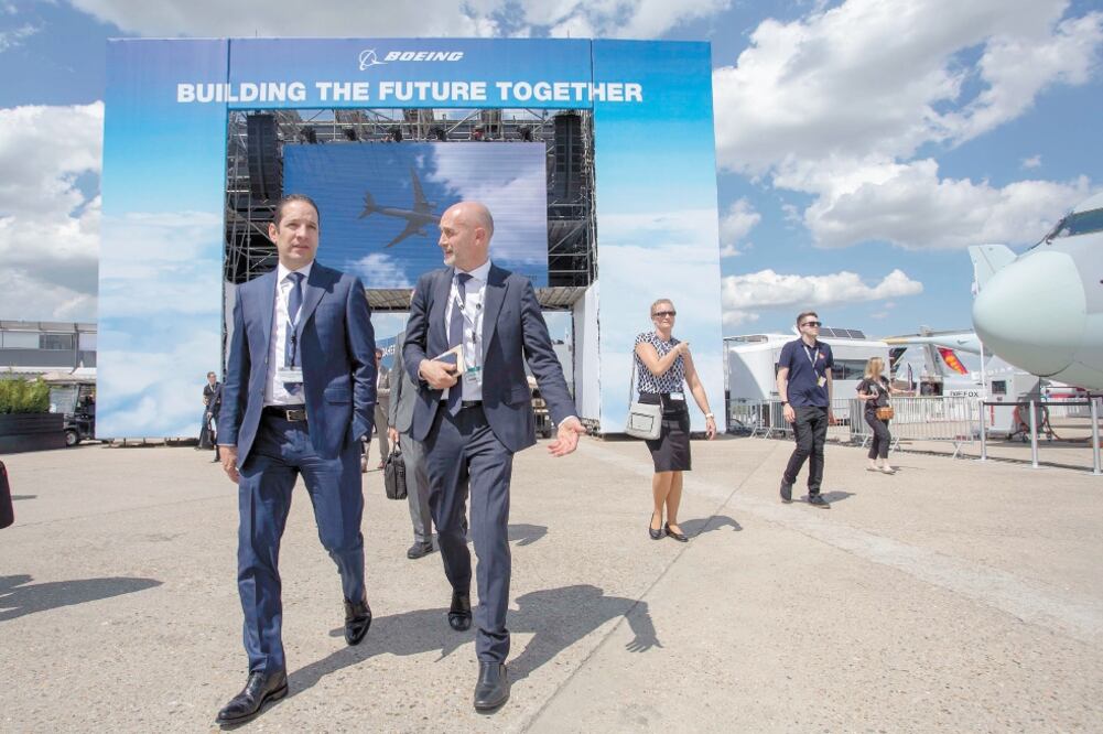 El mandatario queretano, Francisco Domínguez Servién (izq.), aseguró que los convenios que se concretaron vincularán el talento que hay en el estado con el desarrollo de tecnología en el sector aeroespacial.