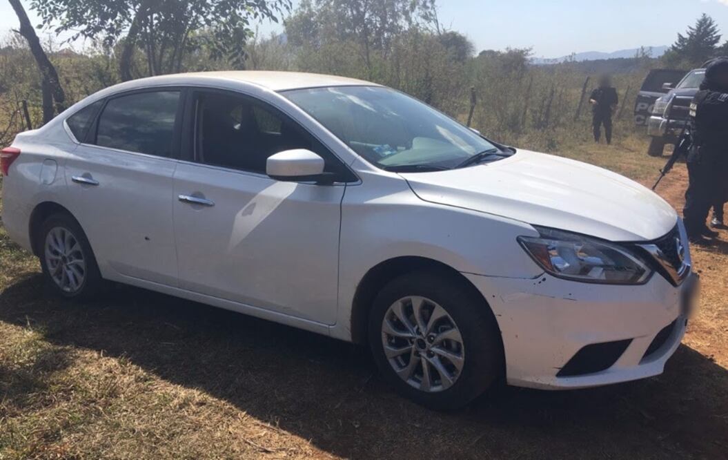 Durante el operativo se localizó un auto color blanco con reporte de robo y un impacto de bala en una puerta trasera. Foto: Especial