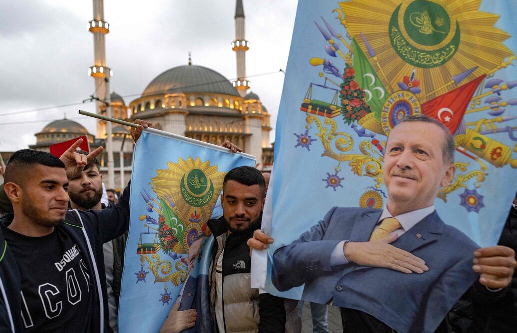 Simpatizantes del presidente turco  Recep Tayyip Erdogan celebran su triunfo en las elecciones, en la Plaza Taksim de Estambul. FOTO: AFP
