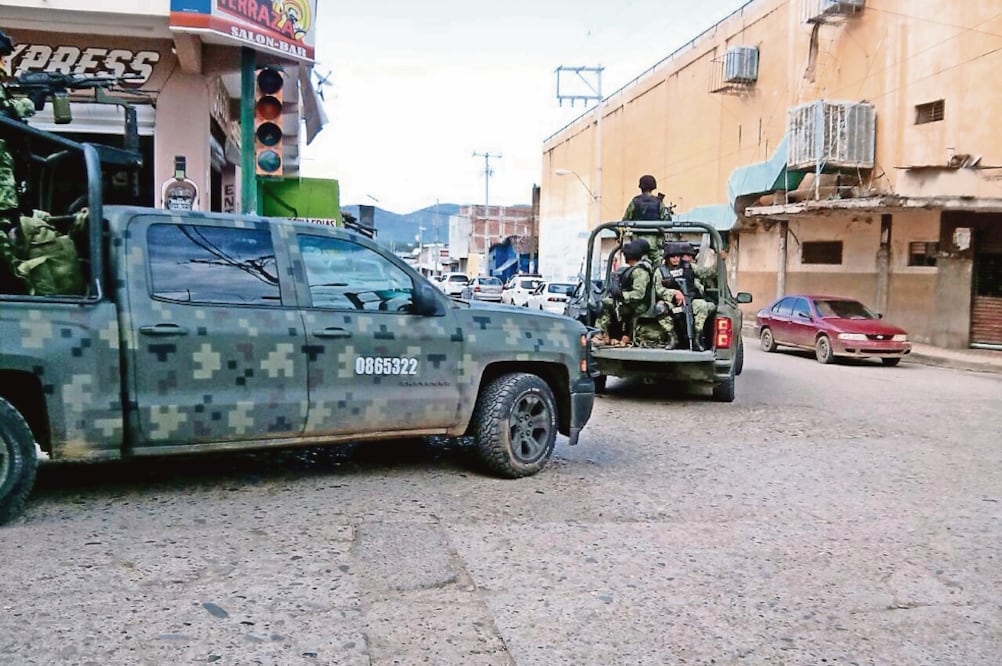 Enfrentamiento. Habitantes arremetieron el martes pasado en contra de las fuerzas estatales y militares, lo que generó que las autoridades incrementaran sus acciones. (CORTESÍA)