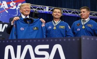 Trump entrega la Medalla de Honor Espacial a astronautas de Artemis II; integraron nueva misión a la Luna tras más de 50 años