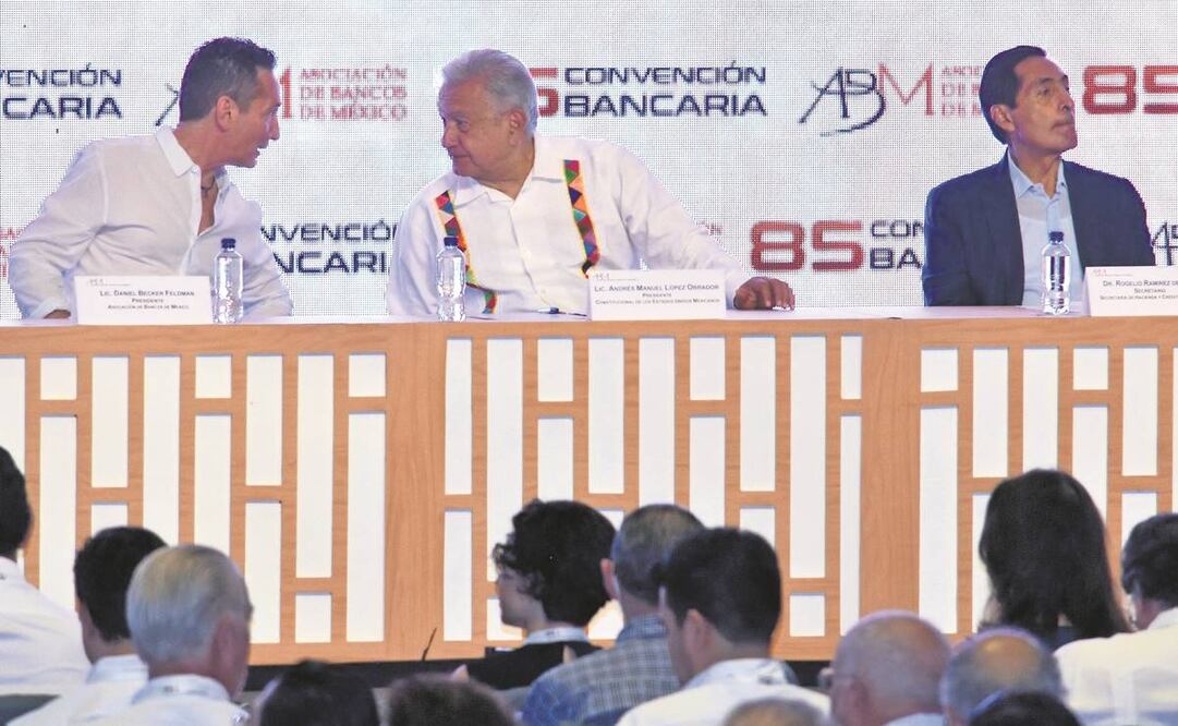 Daniel Becker, titular de la ABM, Andrés Manuel López Obrador, y Rogelio Ramírez de la O, secretario de la SHCP. Foto: Salvador Cisneros/EL UNIVERSAL