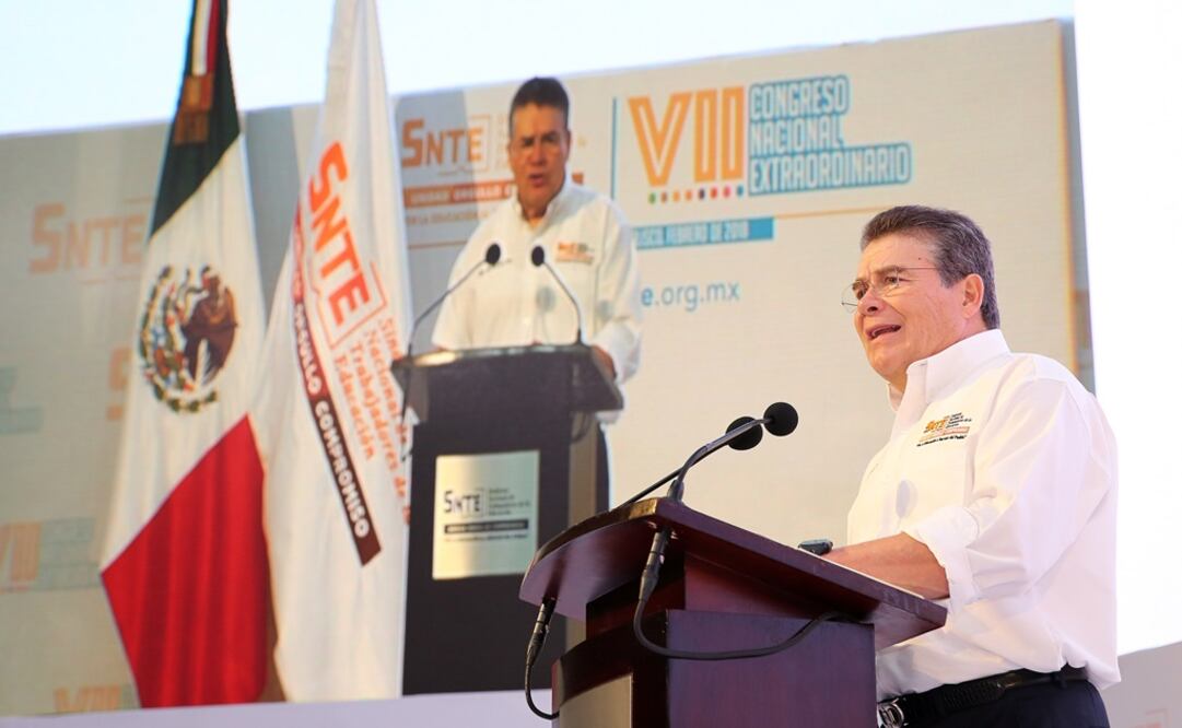 El Centro Internacional de Convenciones Puerto Vallarta, Jalisco, fue blin d ado por decenas de agentes de la policía estatal y profesores afines al SNTE. (IVÁN STEPHENS. EL UNIVERSAL)