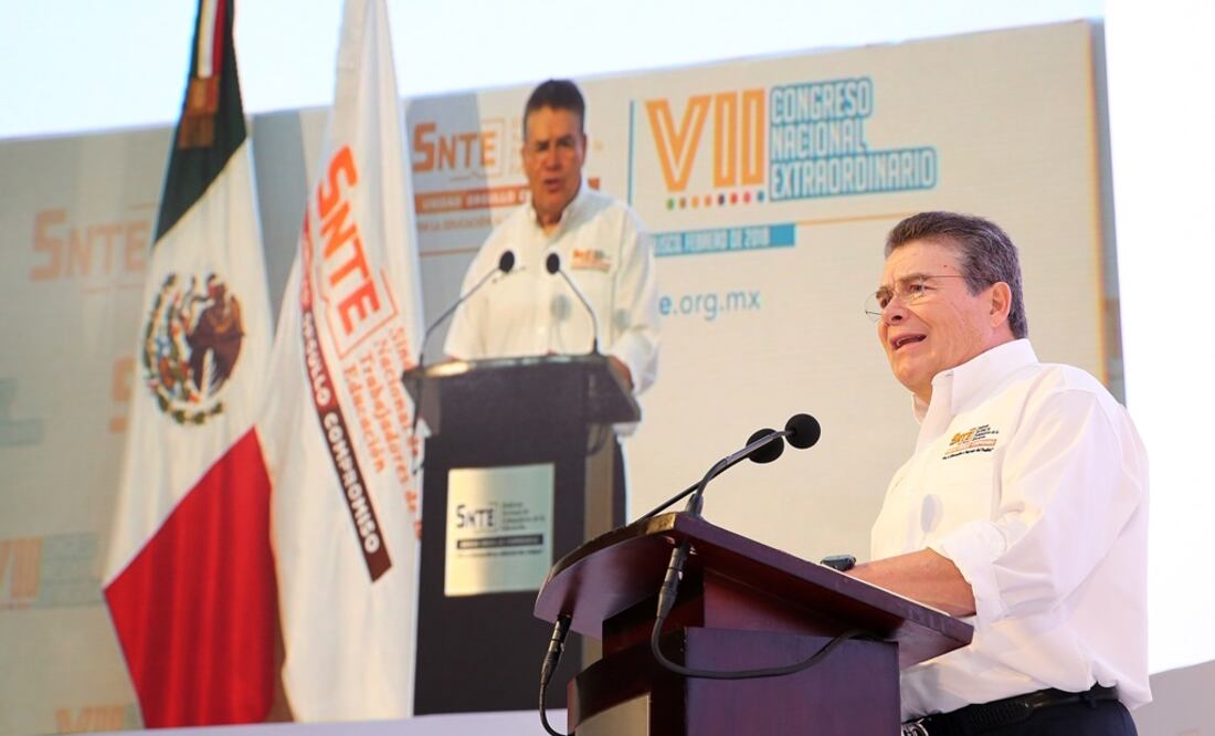 El Centro Internacional de Convenciones Puerto Vallarta, Jalisco, fue blin d ado por decenas de agentes de la policía estatal y profesores afines al SNTE. (IVÁN STEPHENS. EL UNIVERSAL)