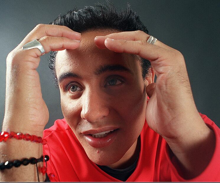 Eduardo Antonio fue el primer cantante cubano en usar lentes de color, los adquirió durante su primer concierto en México. Así se veía en 2002.
Archivo EL UNIVERSAL.