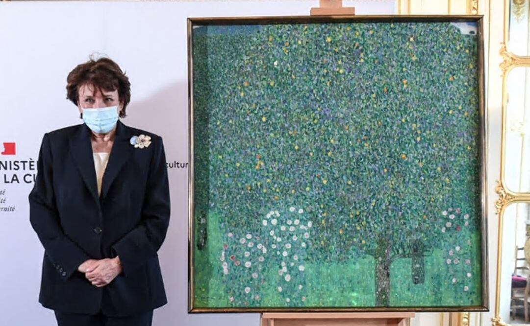 La ministra de Cultura en Francia, Roselyn Bachelot posa junto a la obra "Rosales bajo los árboles" de Gustav Klimt. Foto: AP