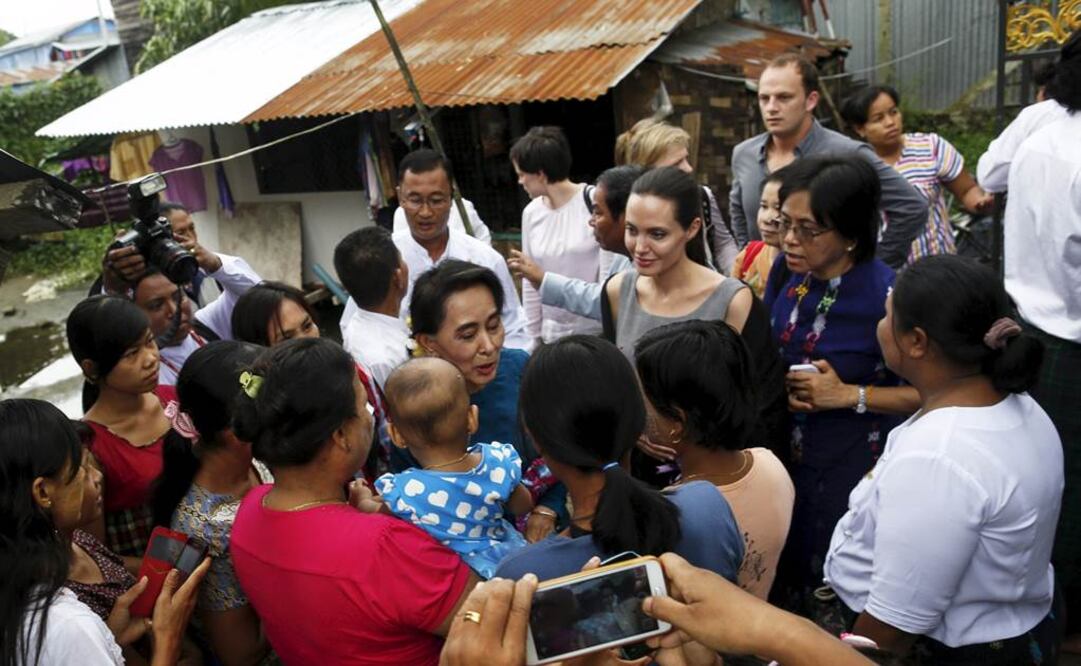 Durante su encuentro con las trabajadoras de una fábrica a las afueras de una zona industrial en la mayor ciudad de Myanmar, Yangón, Jolie y Suu Kyi vieron de primera mano las condiciones en las que viven la mujeres. FOTO: Yein Chan/EFE.