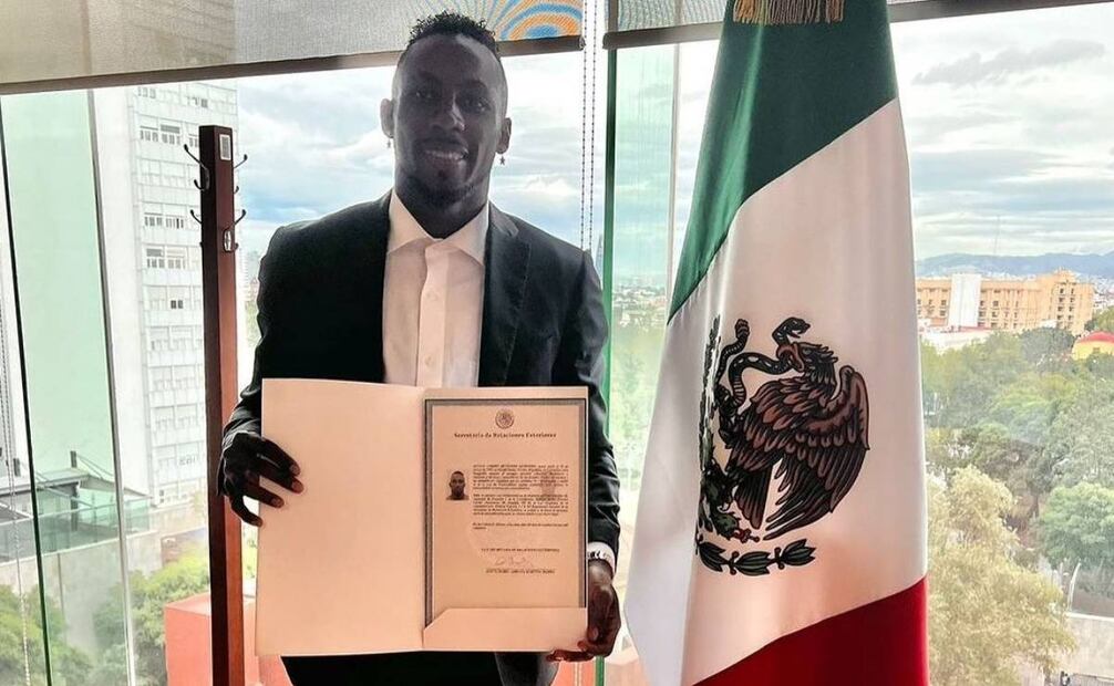 Julián Quiñones ya recibió su carta que lo acredita como mexicano. Foto: Especial