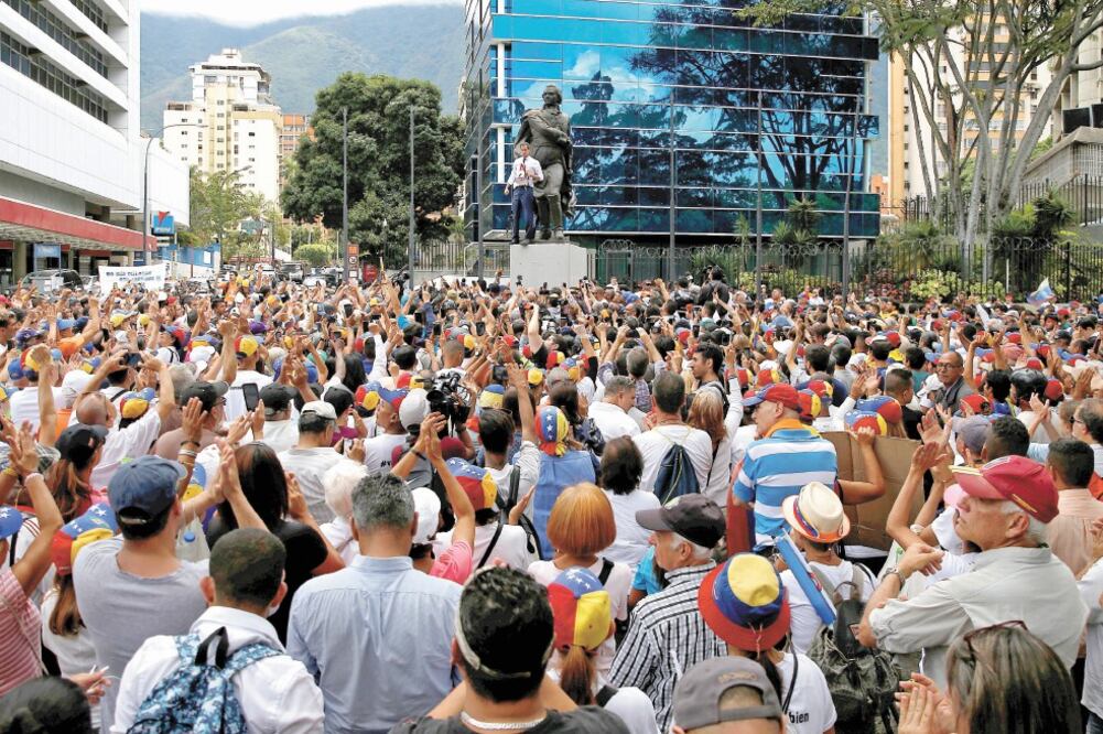 Durante la conmemoración del Día de la Independencia venezolana, el líder opositor Juan Guaidó (sobre la estatua del general Francisco de Miranda), dijo que el oficialismo busca ganar tiempo instando al diálogo. Foto/MANAURE QUINTERO. REUTERS