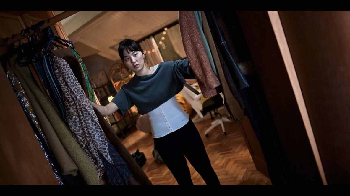 En la serie, Carol descubre en su armario un portal que conecta Brasil con Corea. Foto: HBO Max