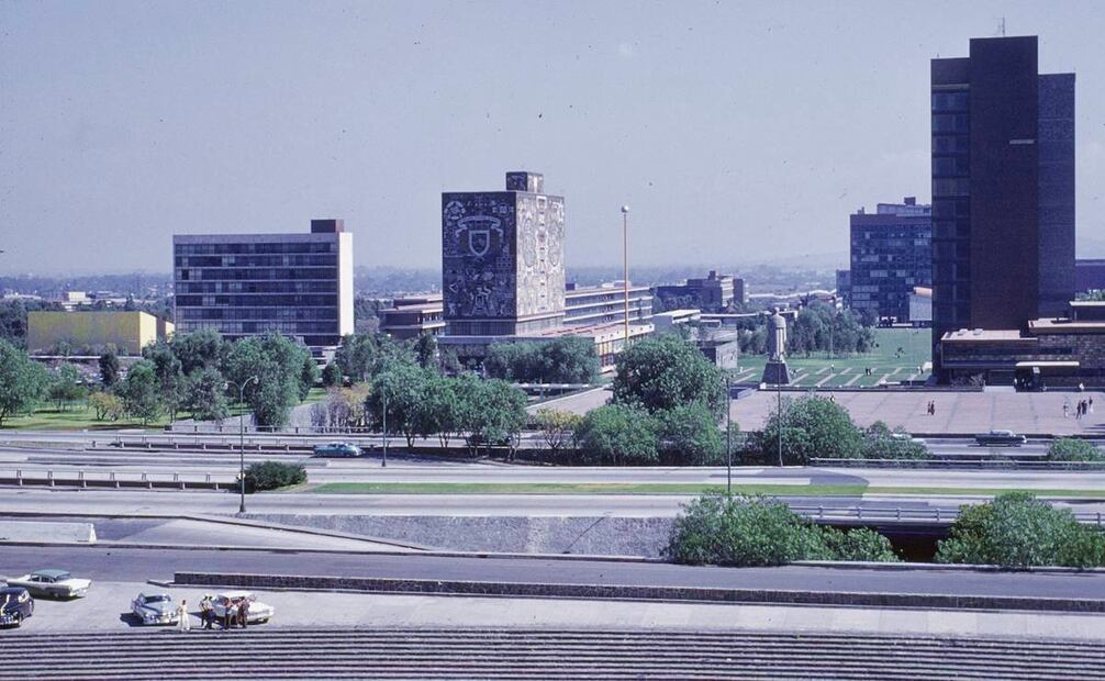 La Ciudad Universitaria y la avenida Insurgentes en los años sesenta. A la izquierda están la Biblioteca Central y la Facultad de Filosofía y Letras; a la derecha se ven la Torre de Rectoría y la Torre de Ciencias, que hoy es la Torre II de Humanidades. También destaca la antigua estatua de Miguel Alemán, que ya no existe. Imagen: Harrison Forman, University of Wisconsin-Milwaukee.