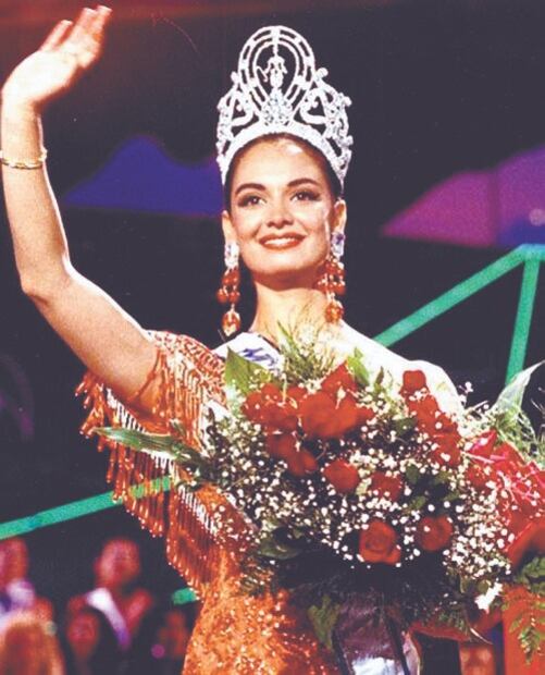 Andrea Meza se coronó en Miss Universo con un vestido de diseñador mexicano