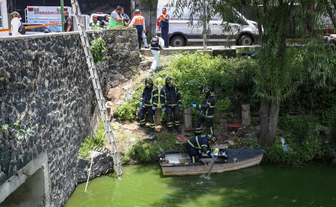 Encuentran el cuerpo de una mujer sin vida dentro de un canal de agua en los límites de Coyoacán e Iztapalapa. Foto: Luis Camacho | El Universal