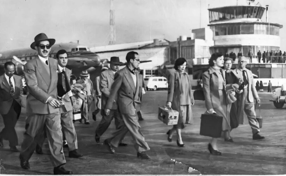 Pasajeros y torre de control. Años 40. Archivo fotográfico de Aeropuertos y Servicios Auxiliares. Foto: Patricia Sandoval