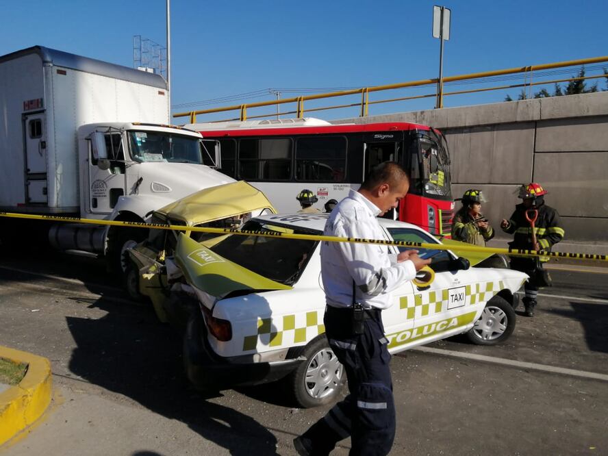 Pasajeros de auto sobreviven al quedar prensados en Toluca
