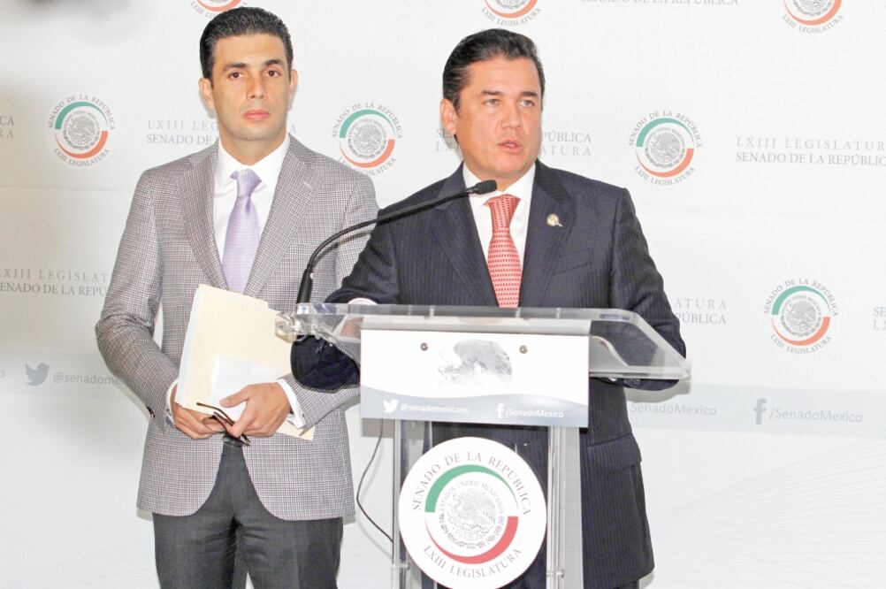 El diputado Jesús Sesma y el senador Carlos Alberto Puente salieron a brindar el apoyo del Partido Verde a Arturo Escobar, quien dijeron, presentará las pruebas necesarias a su favor (AGUSTÍN SALINAS. EL UNIVERSAL)