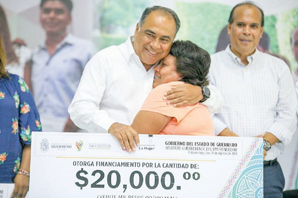 En un evento con emprendedores, el gobernador Héctor Astudillo llamó a impulsar el acceso de los jóvenes al nivel medio superior y superior.