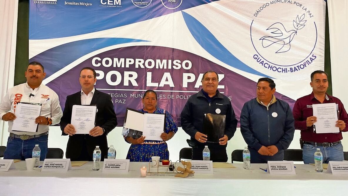 La firma del documento la hicieron candidatos, líderes religiosos y representantes del sector empresarial y educativo, entre otros. Foto Especial