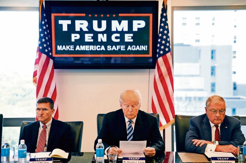 El candidato presidencial republicano Donald Trump (al centro), durante una dicusión sobre seguridad nacional realizada ayer en sus oficinas, en la Trump Tower, donde anunció la incorporación de dos figuras más a su equipo de campaña (GERALD HERBER)