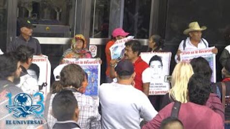 Padres de los 43 normalistas de Ayotzinapa realizan mitin frente a la FGR