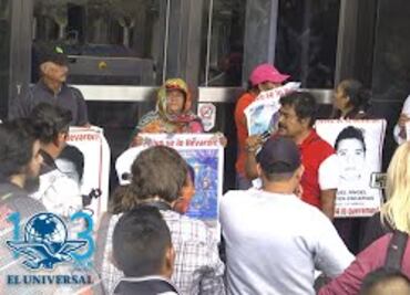 Padres de los 43 normalistas de Ayotzinapa realizan mitin frente a la FGR
