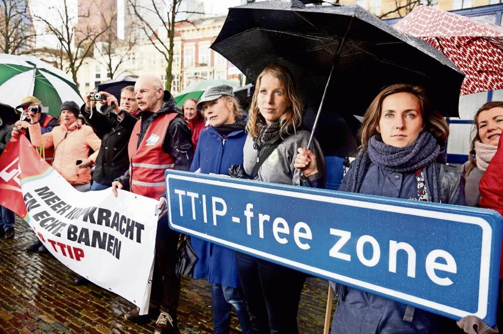 Activistas ambientales, durante una manifestación, el martes, contra el tratado comercial TTIP, en La Haya (MARTIJN BEEKMAN. EFE)