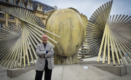 Cabezas femeninas de Manolo Valdés dan vida a la plaza Vêndome, en París