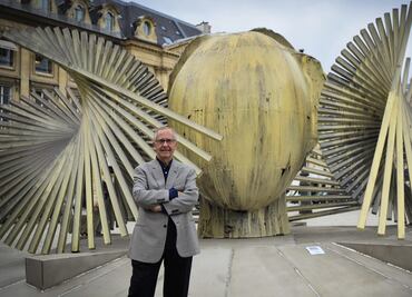 Cabezas femeninas de Manolo Valdés dan vida a la plaza Vêndome, en París