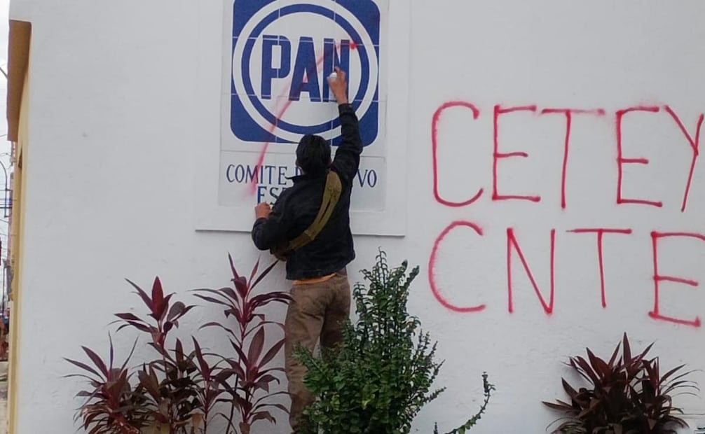 Los manifestantes de la CNTE realizaron pintas en fachadas de instituciones bancarias, la sede estatal del PAN y muros del Palacio de Gobierno (31/01/26). Foto: Especial