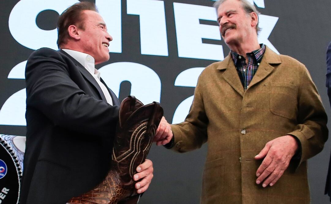 El actor recibió unas botas vaqueras fabricadas en León y un sombrero de charro mexicano que llevaba su nombre bordado en letras doradas. Foto: EFE 