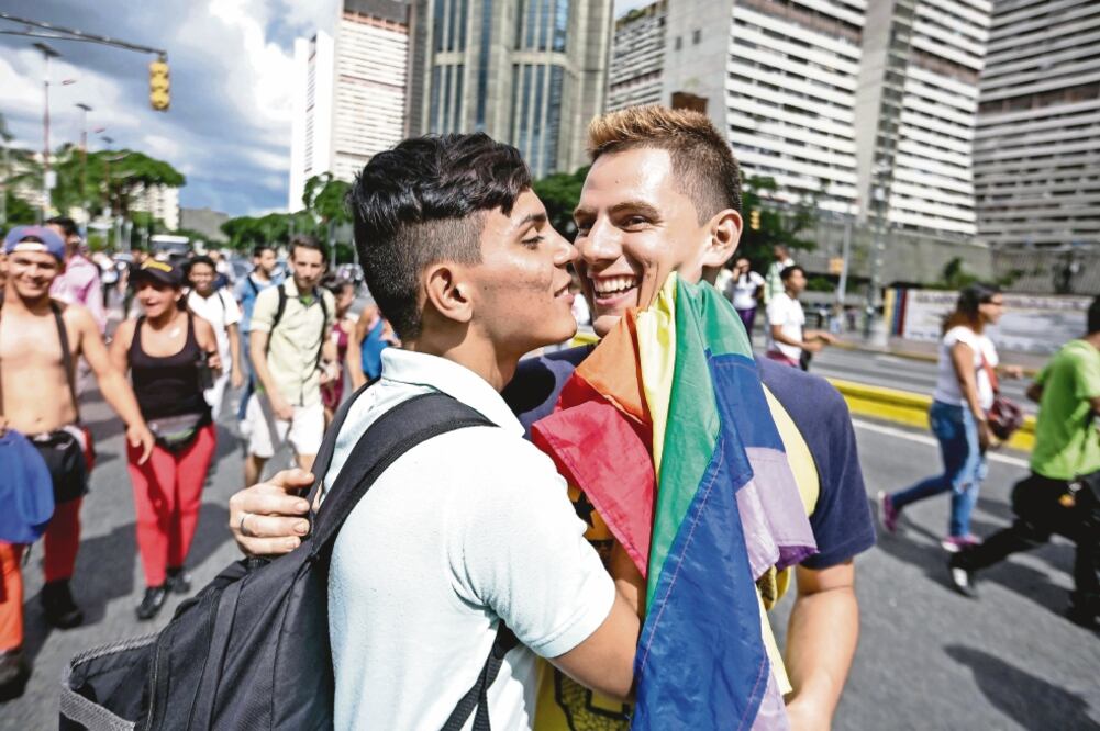 La marcha por la celebración del Día Internacional del Orgullo LGBTI se realizó ayer sin contratiempos en la ciudad de Caracas (CRISTIAN HERNÁNDEZ. EFE)