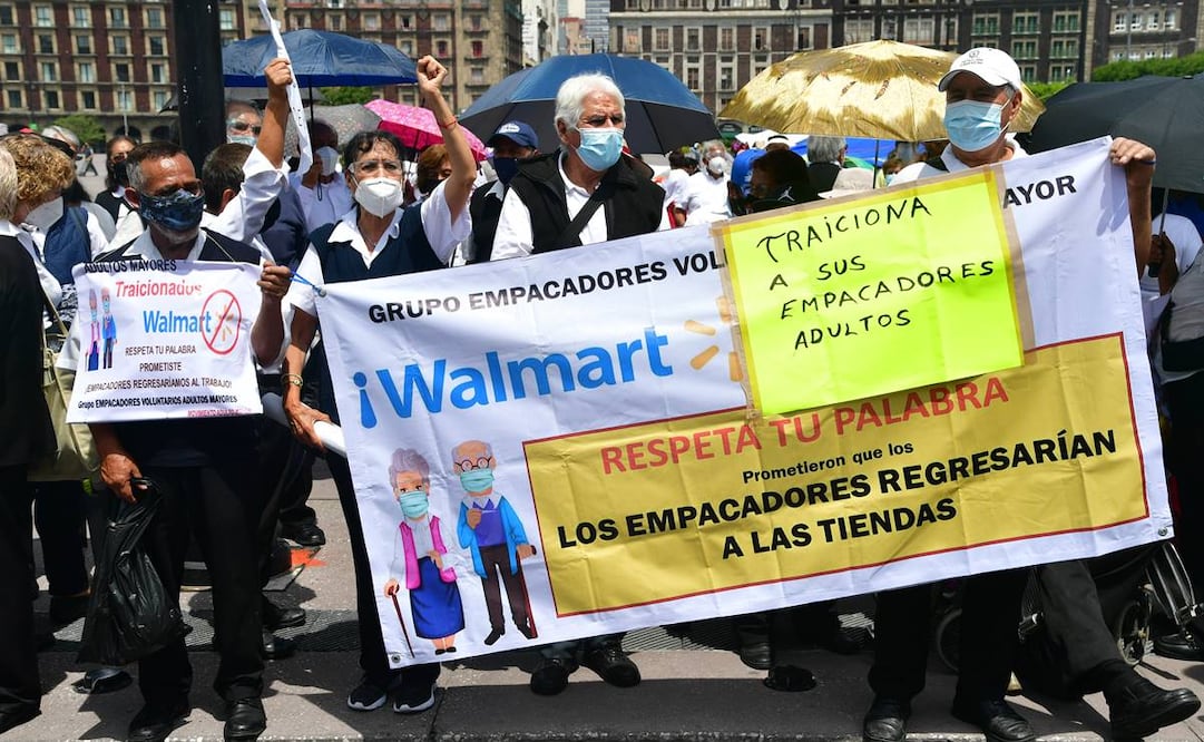 Adultos mayores se manifestaron ayer en la capital del país para solicitar a Walmart que los reincorpore como empacadores en sus tiendas. También pidieron el apoyo del presidente Andrés Manuel López Obrador. FOTO: HUGO GARCÍA/ EL UNIVERSAL