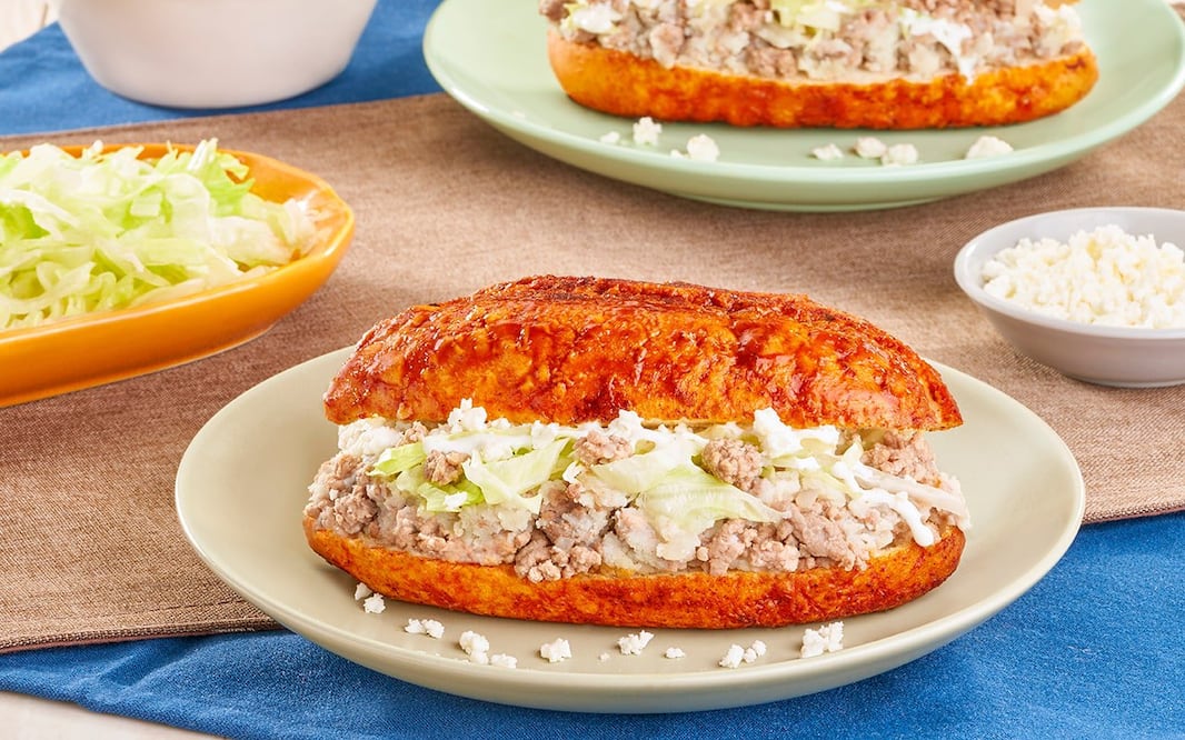 Los pambazos son un ícono de la comida callejera en México, con sabor y tradición únicos. Foto: Página web de la Costeña