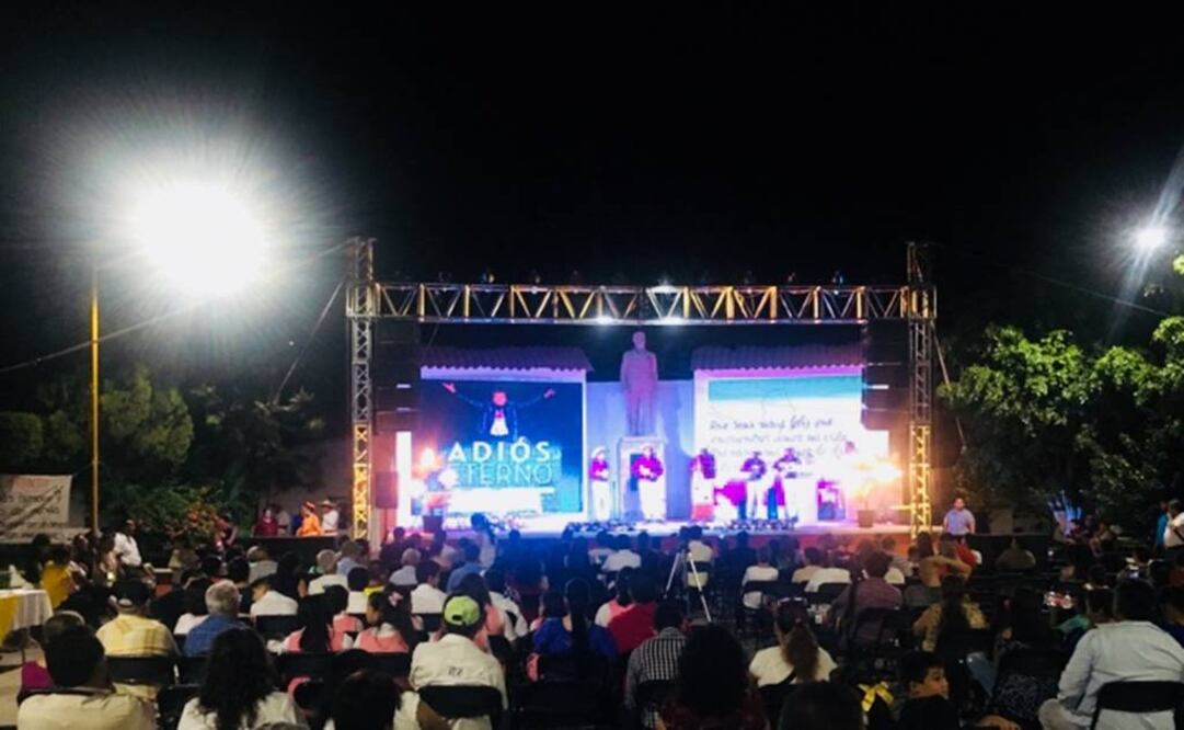 En Parácuaro se presentó el libro  “Adiós Eterno: Los Ultimos Dias del Divo”  Foto:Especial