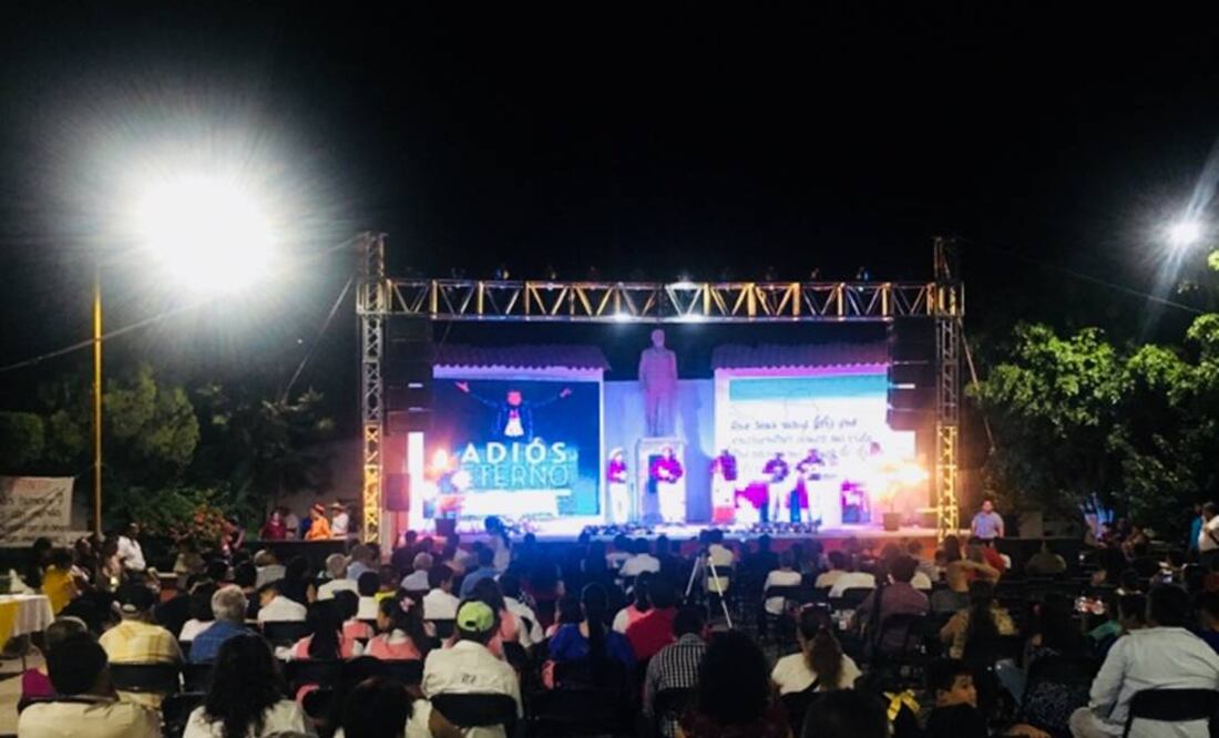 En Parácuaro se presentó el libro “Adiós Eterno: Los Ultimos Dias del Divo” Foto:Especial