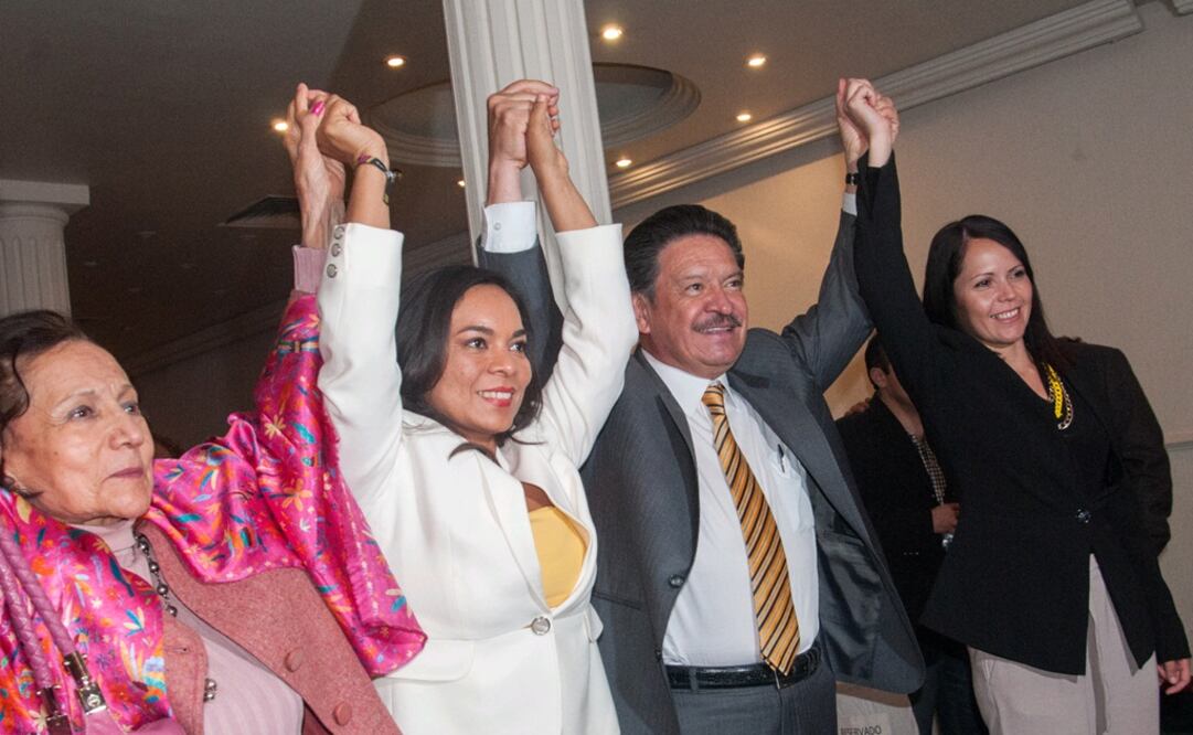 Ifigenia Martínez, fundadora del PRD, Beatriz Mujica, aspirante a la gubernatura de Guerrero por el PRD, Carlos Navarrete Ruiz, presidente nacional del PRD y Martha Zepeda, candidata del PRD a la gubernatura de Colima. FOTO: Cuartoscuro.