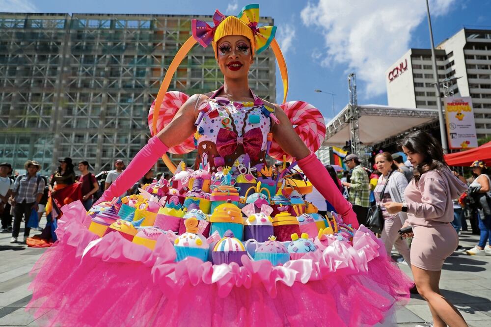 Personas que pertenecen a la comunidad LGBT+ participaron en la Marcha del Orgullo, en Quito, Ecuador. Foto: de José Jácome. EFE