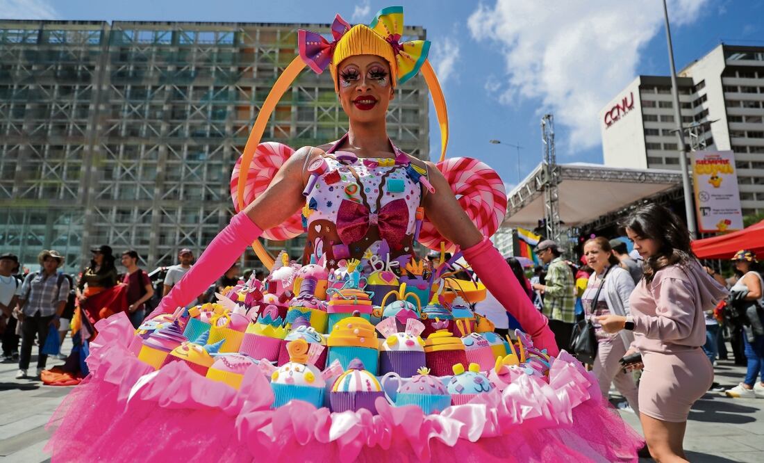 Personas que pertenecen a la comunidad LGBT+ participaron en la Marcha del Orgullo, en Quito, Ecuador. Foto: de José Jácome. EFE
