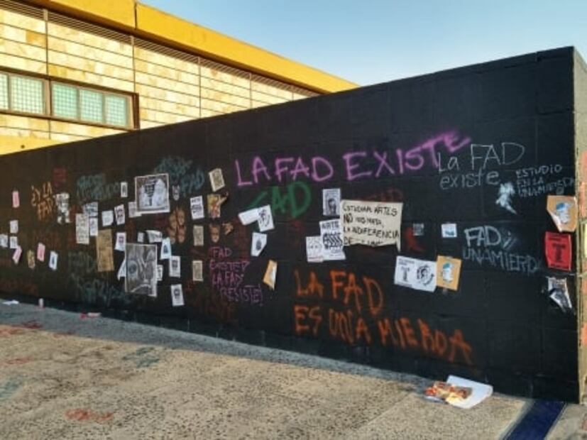 FOTOS. Estudiantes de la UNAM hacen pintas en mural de Rectoría; denuncian acoso