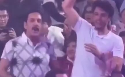 Captan a Omar Fayad cantando "a todo pulmón" en palenque de Pachuca