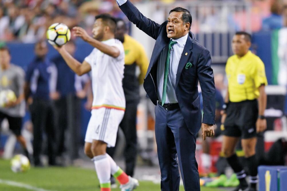 Pompilio Páez logró que la Selección mantuviera el orden defensivo. FOTO: MARK RALSTON. AFP