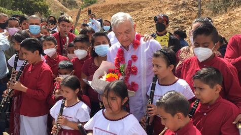 "Es mucho pueblo para él"; AMLO recorre Oaxaca a ras de tierra, sin su secretario de Hacienda