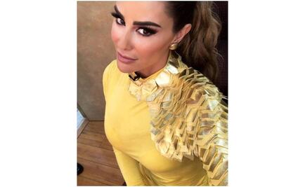 Ninel Conde comparte sexy foto desde la cama