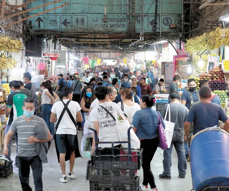 En la Central de Abasto, en Iztapalapa, el movimiento no disminuyó considerablemente. Foto: JUAN BOITES. EL UNIVERSAL