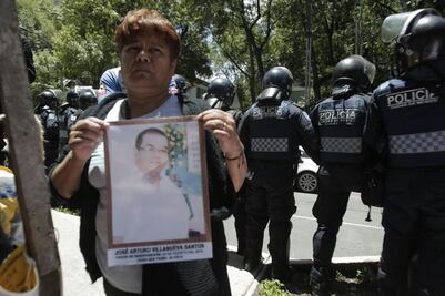 Madres de desaparecidos bloquean Reforma